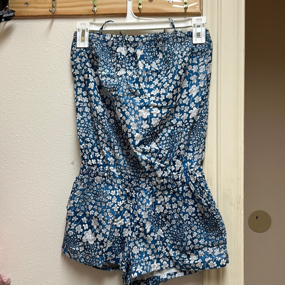 Short jump suit; Baby Blue with White, stretch on the chest and waist.